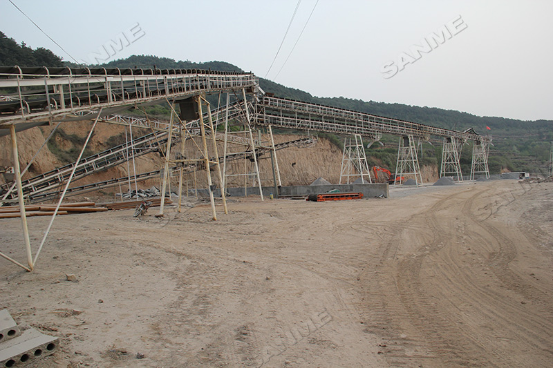 碎石生產(chǎn)線應(yīng)該選擇固定式還是移動(dòng)式？