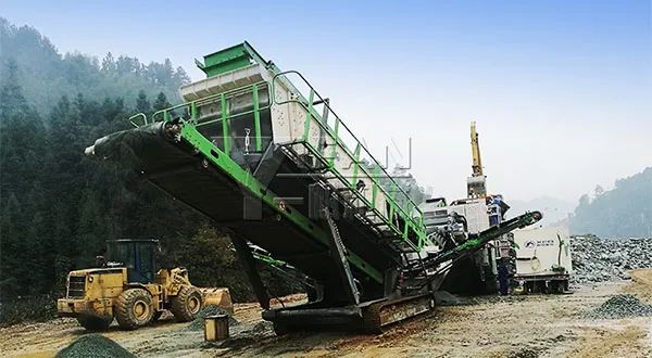 時(shí)產(chǎn)值近600萬！山美移動(dòng)式破碎篩分一體站助力江蘇高碳鉻鐵礦破碎項(xiàng)目建設(shè)