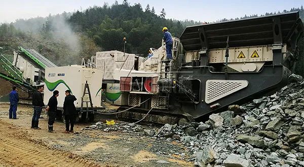 時(shí)產(chǎn)值近600萬！山美移動(dòng)式破碎篩分一體站助力江蘇高碳鉻鐵礦破碎項(xiàng)目建設(shè)